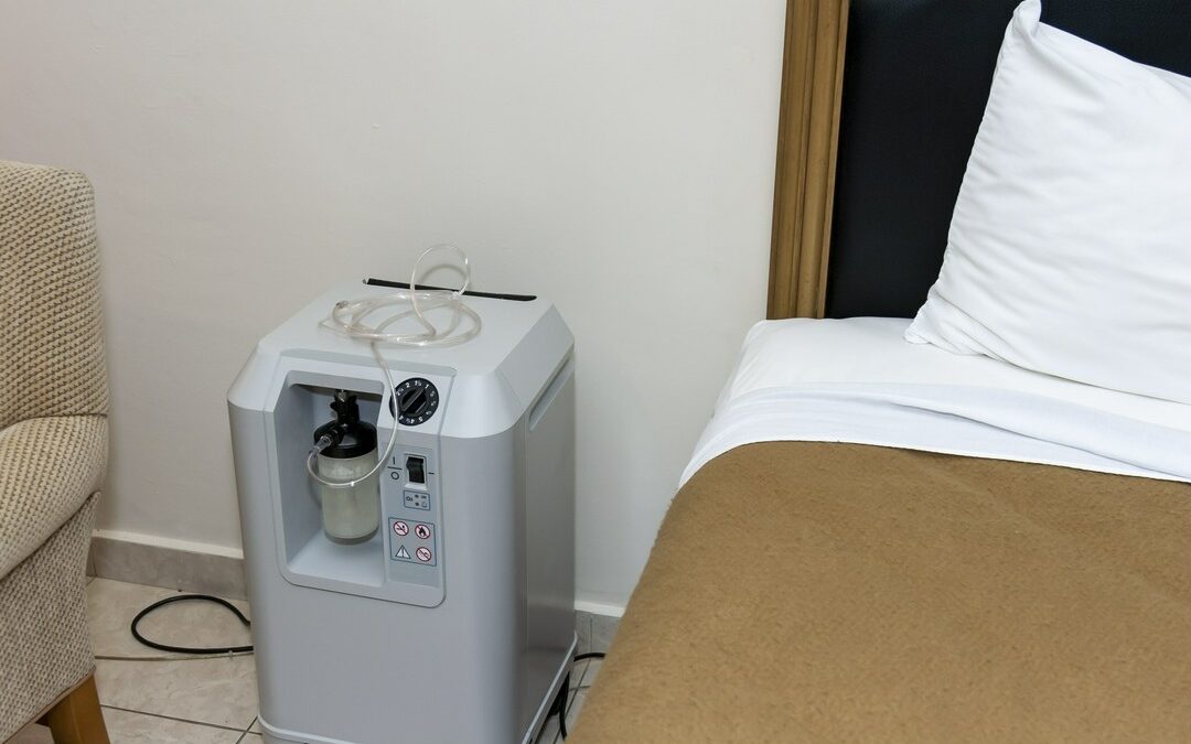 koncentrator tlenu stojący przy łóżku