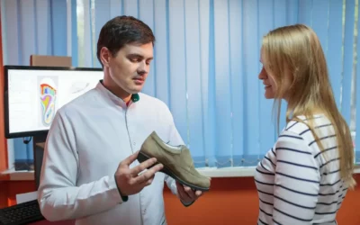 ortopeda prezentuje kobiecie obuwie ortopedyczne 400x250 - Strefa wiedzy